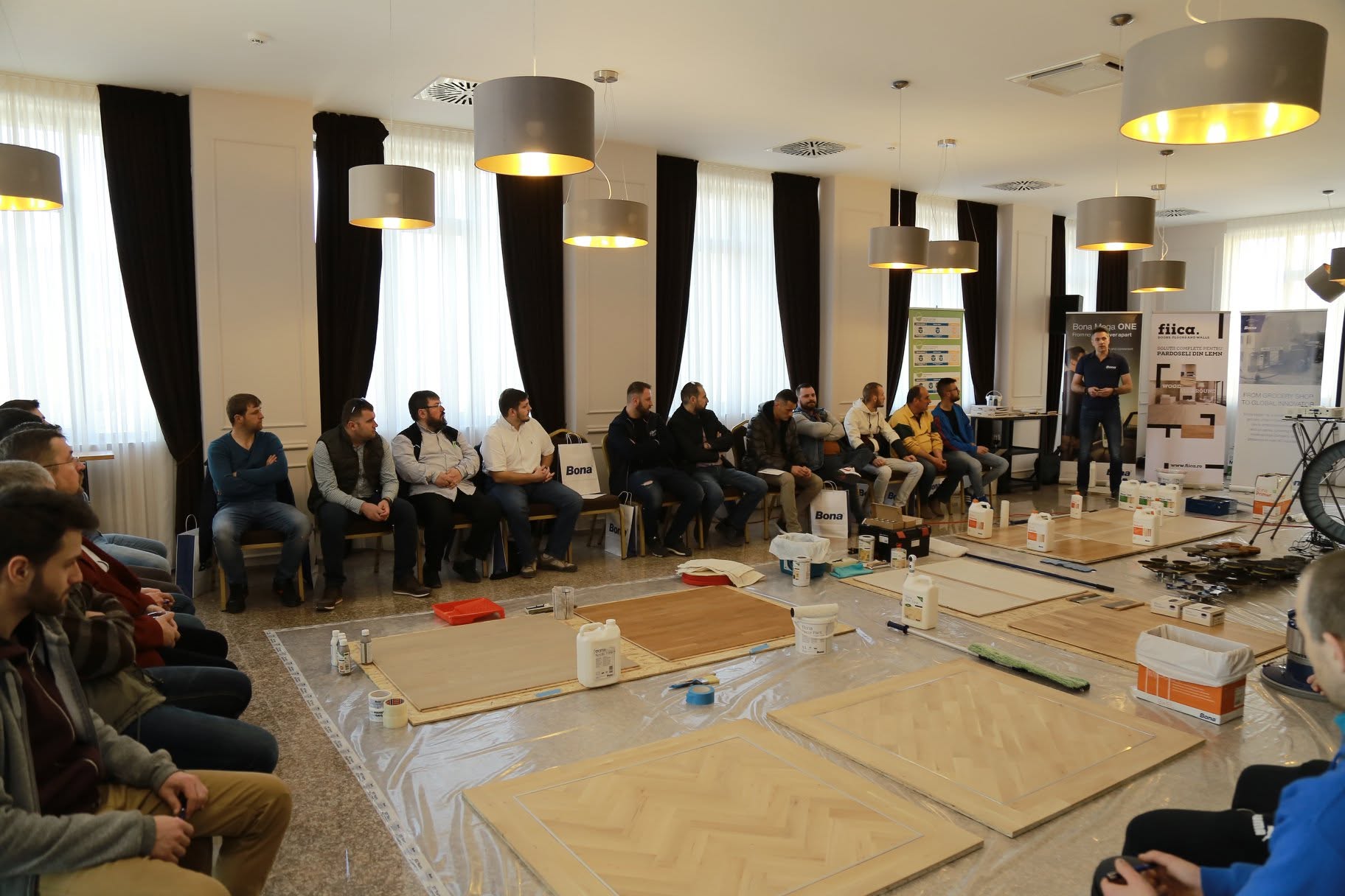 Sala de curs cu panouri de pardoseală pregătite pentru demonstrații